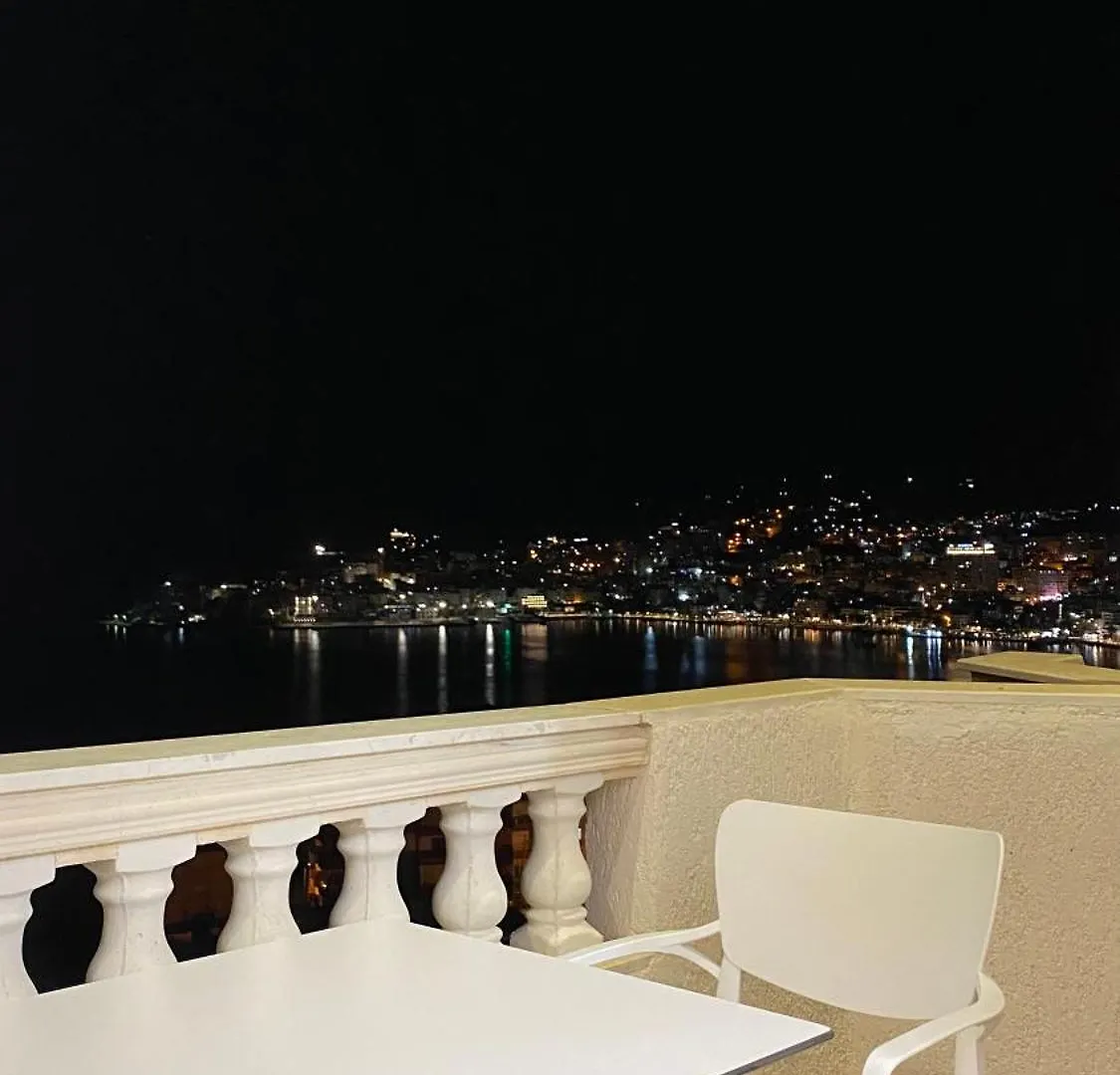 アパート Villa Tani 2 In The City Of Saranda Is Located On Panorama Street Below The Lekursi Castle アルバニア