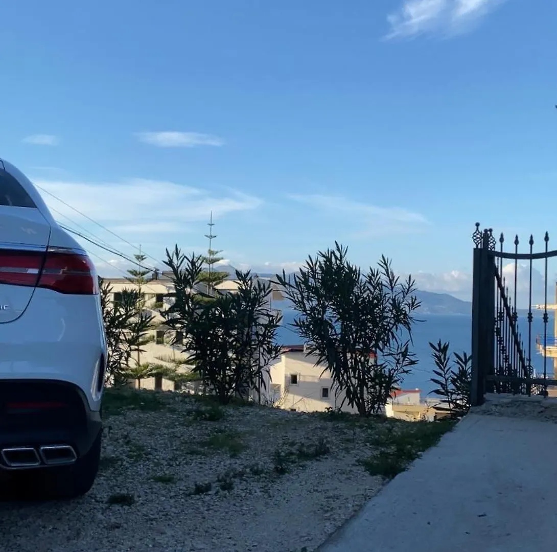アパート Villa Tani 2 In The City Of Saranda Is Located On Panorama Street Below The Lekursi Castle アルバニア