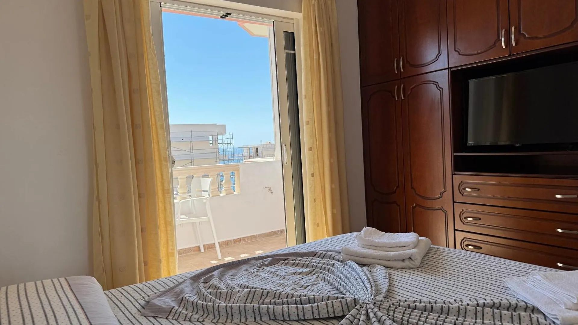アパート Villa Tani 2 In The City Of Saranda Is Located On Panorama Street Below The Lekursi Castle アルバニア